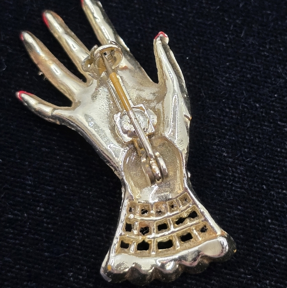 Vintage Small Painted Victorian Cuffed Hand Brooch 1960s - Picture 3 of 6